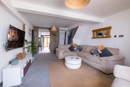 Central Penzance, Modern stylish home, Near Seafront with Gated parking