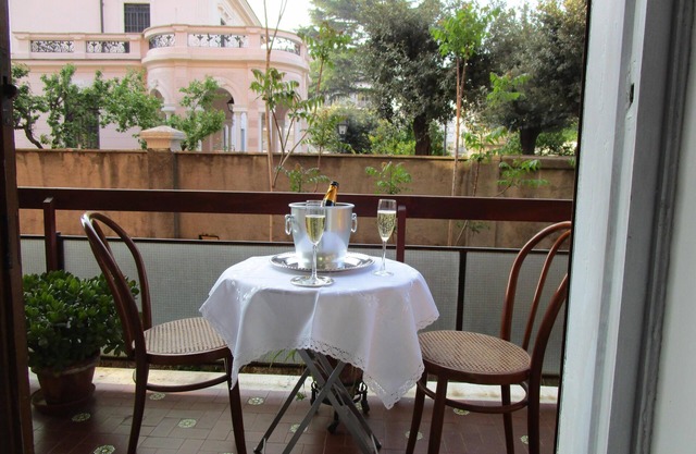 Position centrale, proche métro, 160 m2, 3 bains, 3 cac, un parking inclus