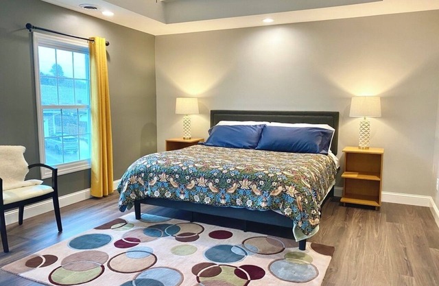 Central, Quiet Luxury Home in northeast TN. 3 Beds + Desks. King, Queen, Twin