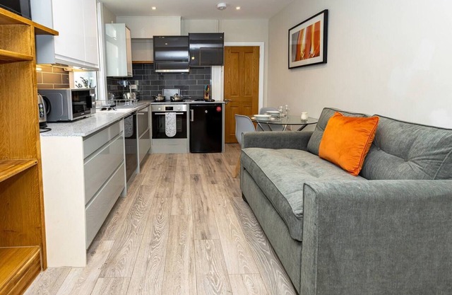 Central Reading studio for 2. 5mins station. Free Parking