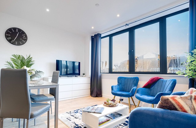 Central Redhill Apartment with parking