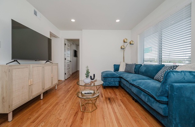 Central Suites Trio-Groups/Multi-King Beds/Parking