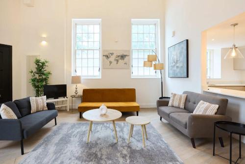Central Tadworth Terrace Flat - Split- level 2BDR