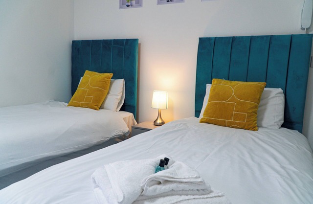 Central twin bed flat