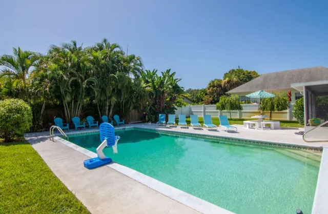 Central Vero Family Bungalow 6 Bed, 3 Bath w/ Heated Pool