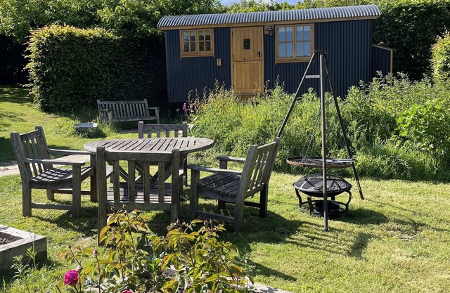 Centrally heated 5 star cosy traditionally built Shepherds Hut w/ en suite WC.