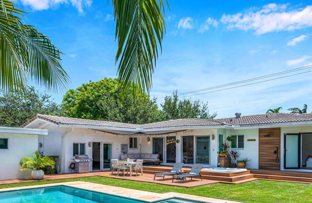 Centrally Located | Heated pool | Lush Tropical Surrounding | Oasis Key | RESlDENCES