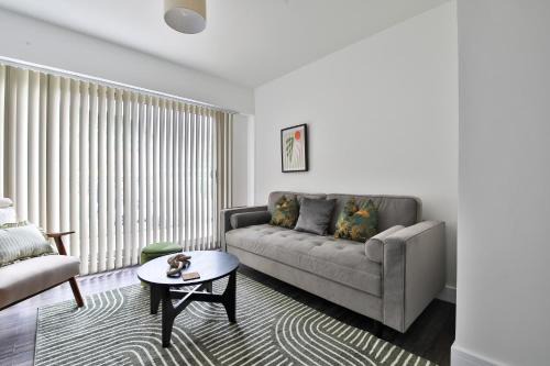 Centrally Located 2Bed Flat With Balcony & Parking