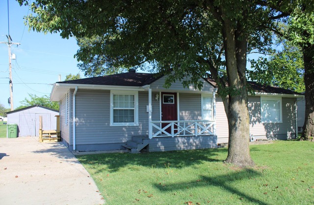 Centrally located 3 bdrm quaint house with a yard. Pet friendly, no cleaning fee