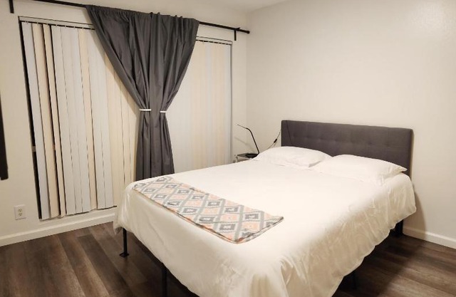 Centrally Located, 4x Queen, 300 MBPS Internet with Backyard!