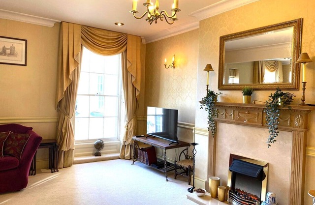 Centrally located apartment in Grade II listed former coaching inn with lift