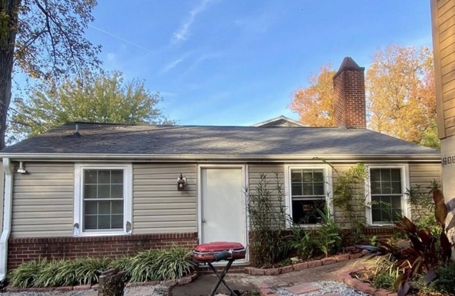 Centrally located cozy cottage perfect for professionals!