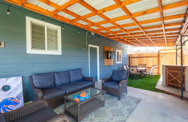 Centrally Located Family Home, Backyard w Firepit!