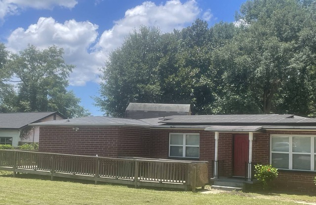 Centrally Located Pensacola Home. Modern Gem!! 9 miles to beaches.