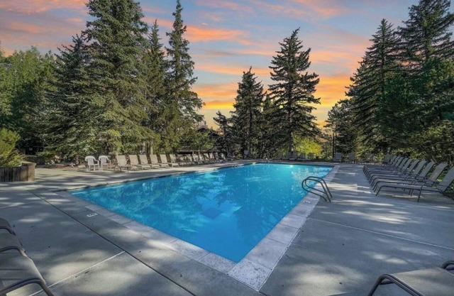 Centrally located quiet condo in Park City tucked beneath the Canyons Ski Resort