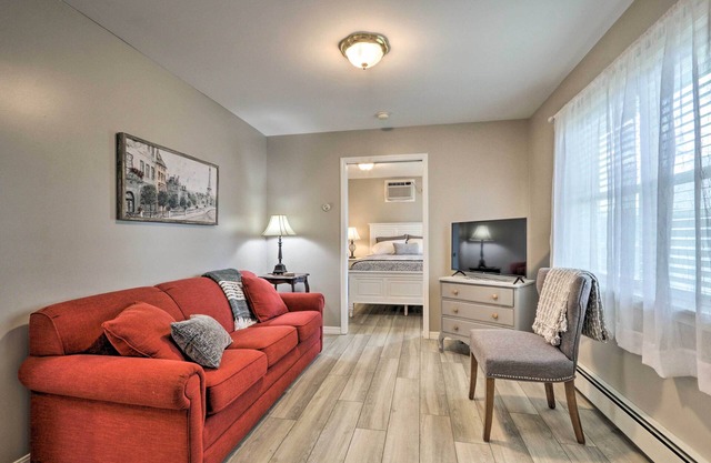 Centrally Located South Hill Apartment w/ Smart TV