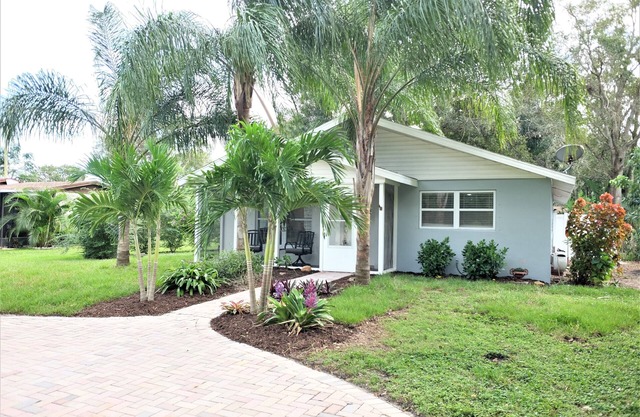 Centrally located to shopping & 10 Minutes to the Beach!