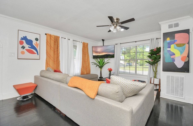 Centrally located unit, king beds, jacuzzi, near Downtown,TSU, TMC, Rice uni