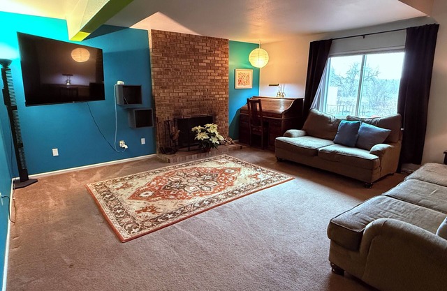 Centrally located 4-bedroom house with WiFi and pool in Fort Collins