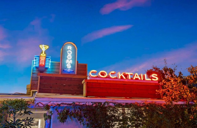 Chic 1-bedroom hotel with WiFi, AC in awesome Palm Springs