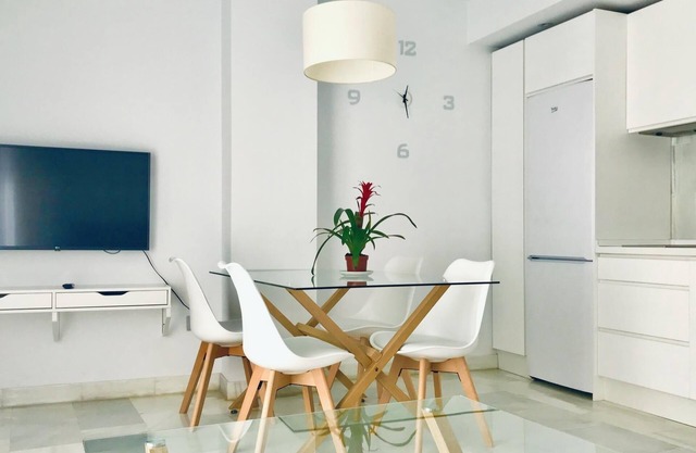 Situé au centre, avec un parking gratuit. Appartement moderne et spacieux.