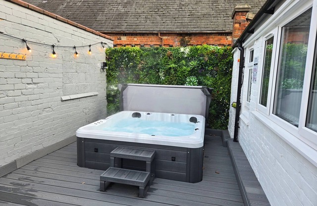 Derby City Centre Apartment with Roof Top Hot Tub