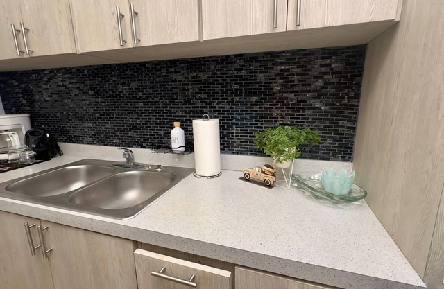 Centric 25 min from Airport, Near Everything 6 guest, great location!