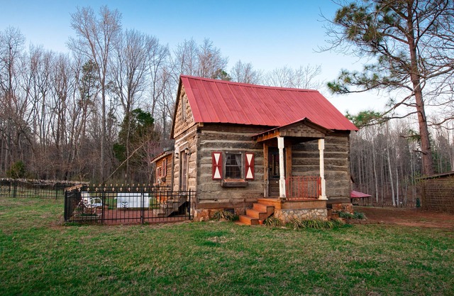 Vieille cabane en rondins sur un domaine de 62 acres
