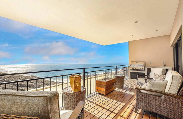 Cerritos Luxury: Ocean Views & Resort-Style Pool