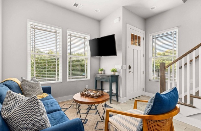 CH7 ~ Clean Townhouse Near Downtown ~ 2 Miles to Broadway ~ Ensuite Bathrooms ~ Free Parking