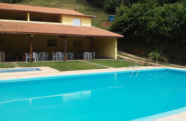 FERME SIERRA pied avec piscine, terrain de football, barbecue, pêche