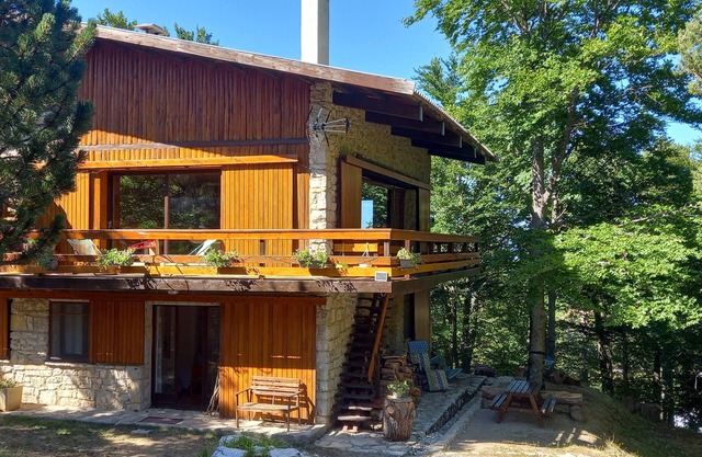 Chalet 100 m2 sur deux niveaux avec cheminée et de belles baies vitrées