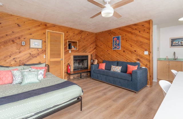 Condo Chalet 11B- new listing. pet friendly, amazing views. perfect location. lo