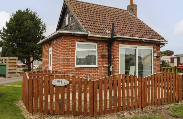 CHALET 235, pet friendly, country holiday cottage in Bridlington