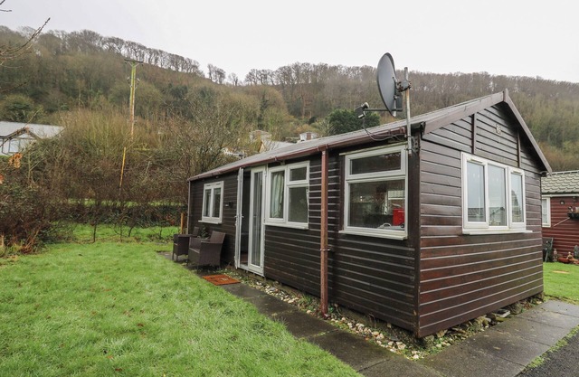 CHALET 32, pet friendly, country holiday cottage in Aberystwyth
