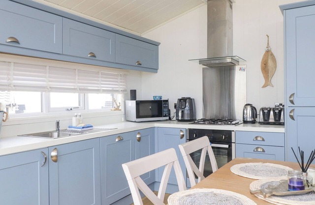 CHALET 46, pet friendly, country holiday cottage in Pwllheli