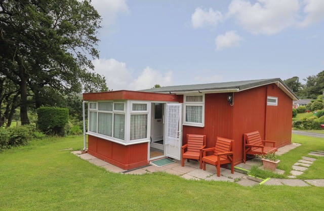 CHALET 64, family friendly, character holiday cottage in Tywyn