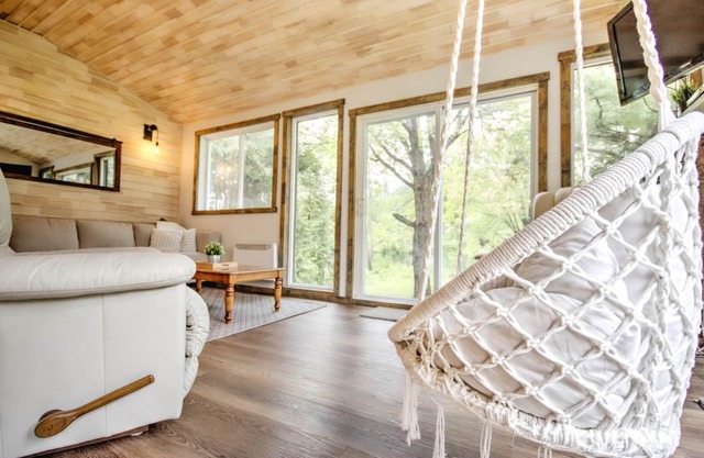 Chalet Blanc /Bord de l'eau navigable ( kayak , paddle board ) spa activitees