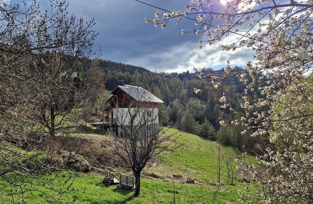 Chalet bois le Sauze, 12 pers, idéalement situé, indépendant, vue 360 sur vallée