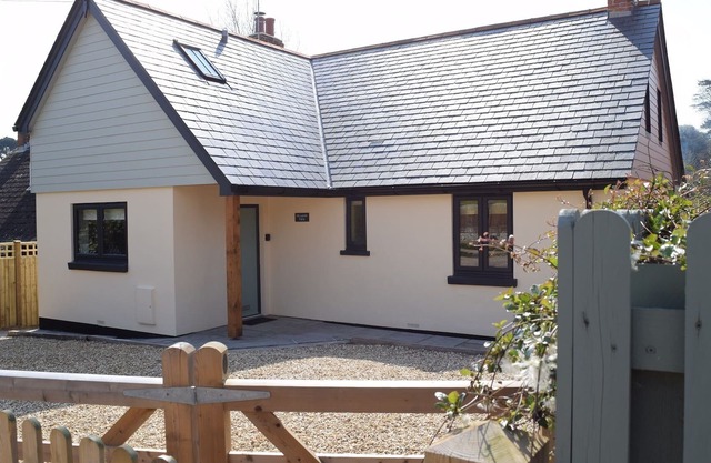 Chalet bungalow, countryside view, minutes from beach Totland Bay, Isle of Wight