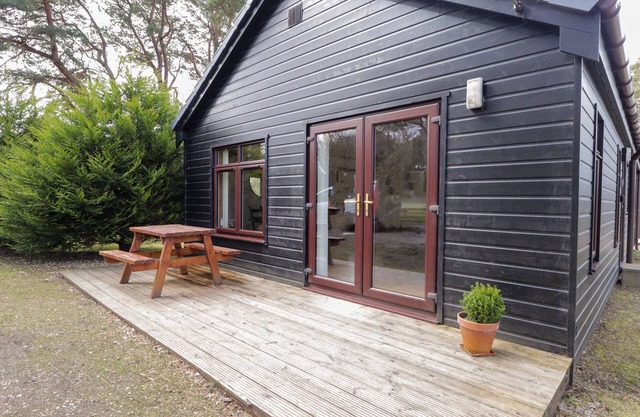 CHALET C, pet friendly, with a garden in Dornoch