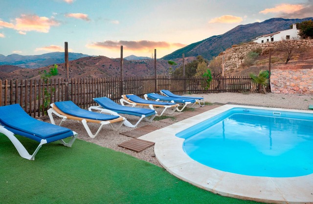 Chalet "Casa la viña de la tireta" avec vue sur le lac, piscine, Wi-Fi, jardin et terrasse.