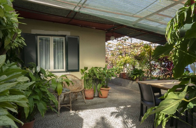 Chalet "Casa Do Boto" avec vue sur la mer, terrasse privée et jardin.