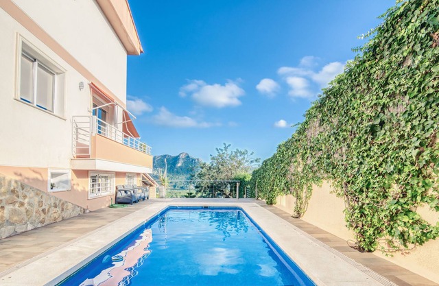 Chalet "Casa Para Disfrutar en Familia" with Pool & Wi-Fi