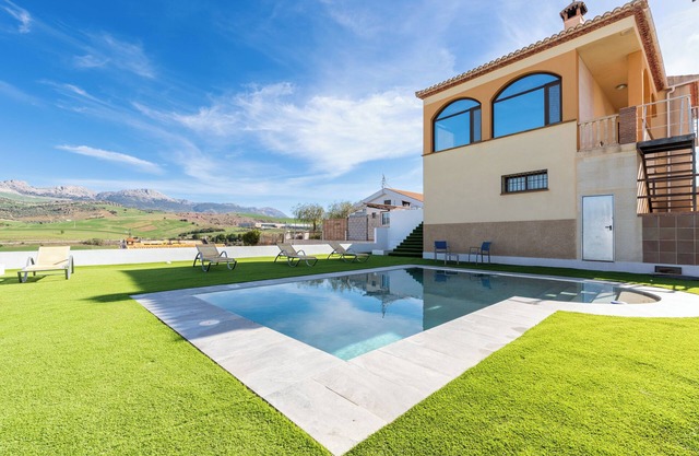 Chalet 'Casa Rural Paradise Holidays' avec vue sur la montagne, piscine, Wi-Fi et climatisation.