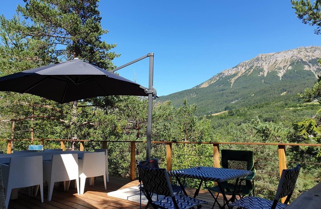 Chalet dans les arbres au calme, vue sur la montagne, avec grande terrasse