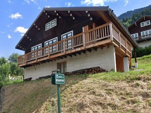 Chalet familial spacieux et lumineux à 5 min du centre, avec balcon, Wi-Fi, proche des pistes - FR-1-342-312
