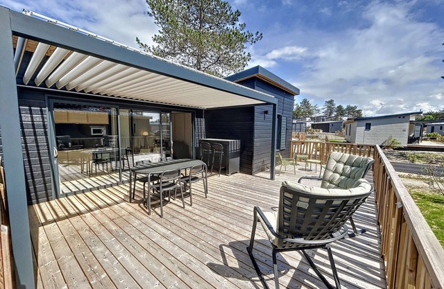 Chalet en Jullouville: 4 plazas, piscina climatizada, cerca de playa, terraza privada