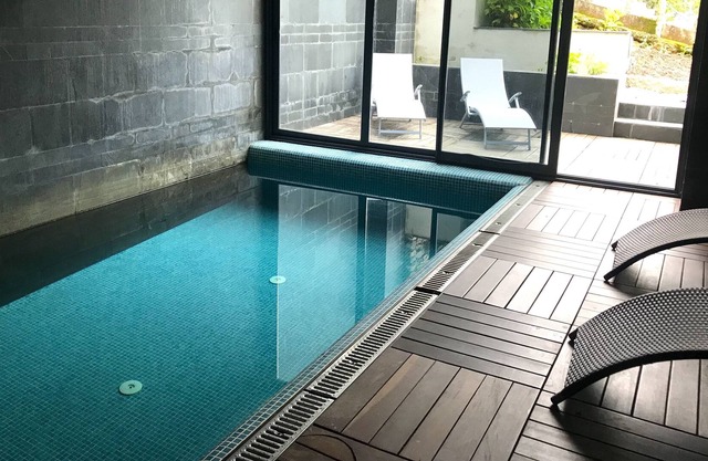 Chalet pour 9 personnes avec piscine intérieure chauffée et jardin à 400 m. la plage
