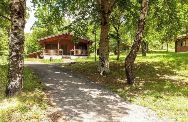 Chalet Fragolina - Villaggio Anemone avec vue sur les montagnes et terrasse.
